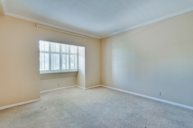 Building Photo - Large, Comfy 2BR, 2BA Condo with Convenient Location