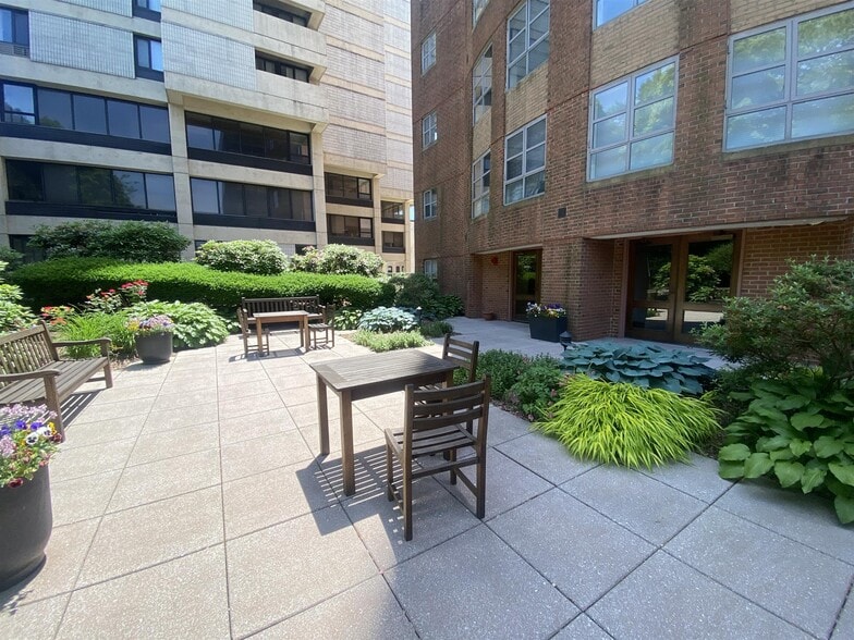 Building Photo - 931 Massachusetts Ave