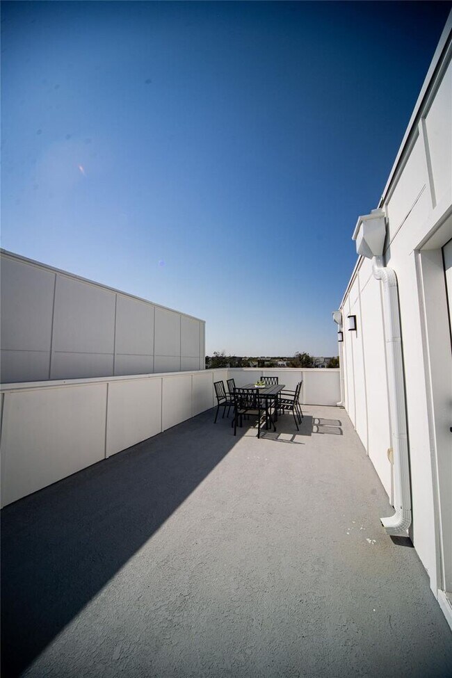 Building Photo - New Beautiful Townhome Great Location