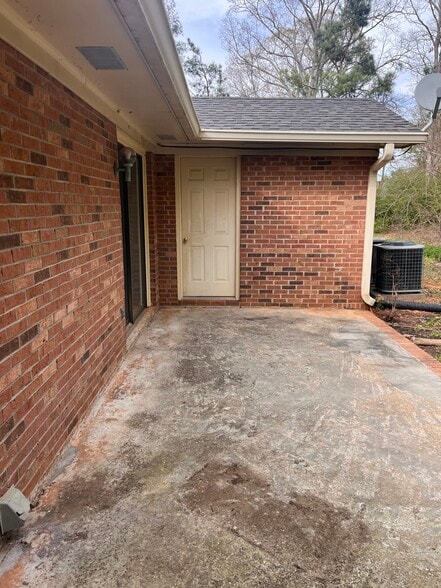 Building Photo - 2040 Pineview Dr