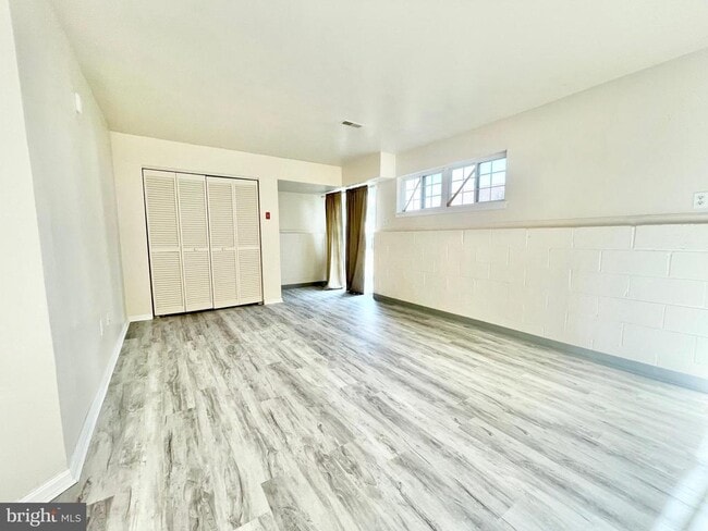 Building Photo - 229 Northdown Dr