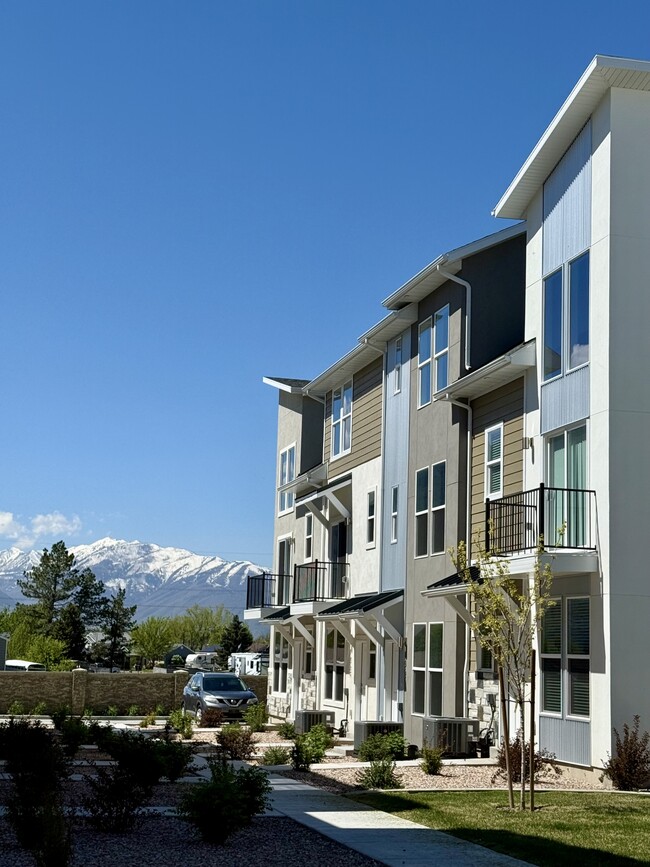 Building Photo - 1063 S 2760 E