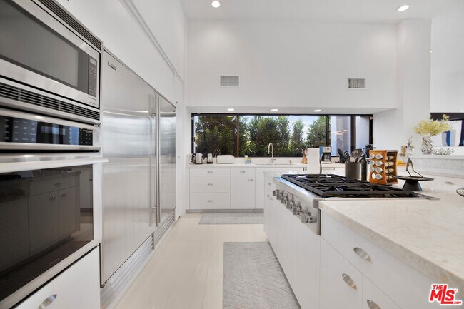 Building Photo - 30020 Morning View Dr