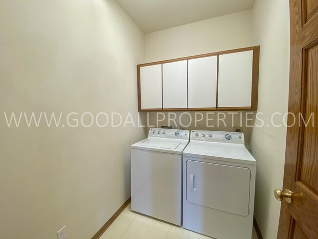 Building Photo - Executive Home - 4 Bedroom, 3.5 Bathroom in Country Club Neighborhood with Finished Basement