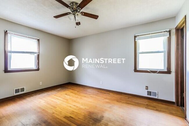 Building Photo - 3 Bedroom Pet-Friendly Home in Kansas City, MO with Main Street Renewal