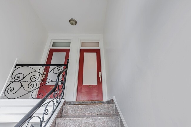 Building Photo - Stylish Top-Floor Two Bedroom and One and ...