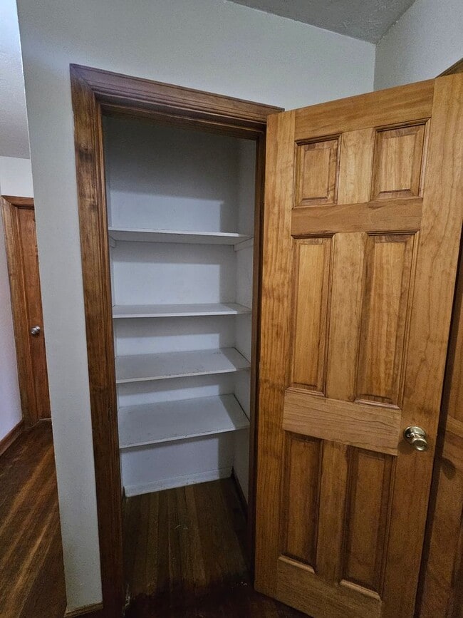 Building Photo - 621 William St