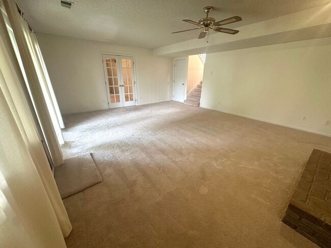 Building Photo - 4 bedroom, 2 1/2 bath