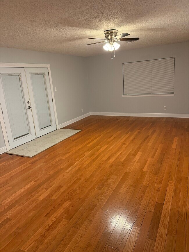 Building Photo - 557 Esplanade St