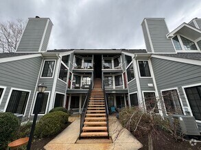 Building Photo - Sophisticated 2 Bed 2 Bath Condo with Loft...