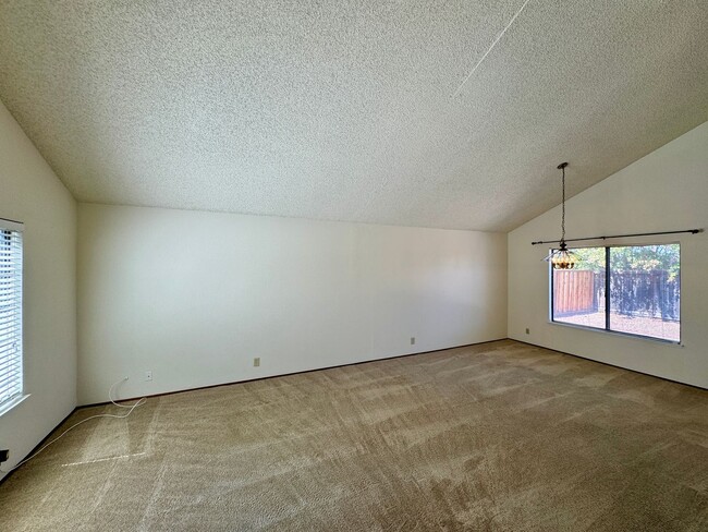 Building Photo - Spacious Home Located in the Desired Diabl...