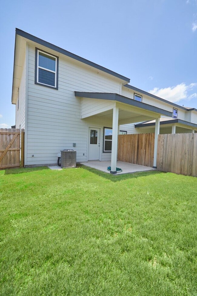 Building Photo - Hunters Ranch Beauty! 3 Bedroom 2 1/2 Bath Townhome