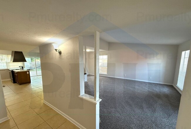 Building Photo - AVAILABLE NOW!!! Charming and spacious 3 b...