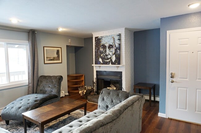 Building Photo - 1020 Friendly Ln