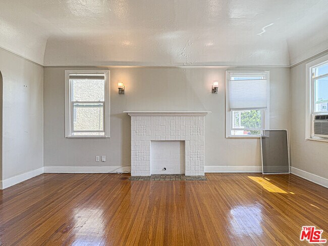 Building Photo - 733 N Ridgewood Pl