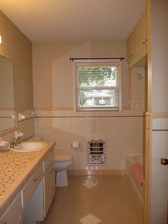 Building Photo - 2710 S 55th St Terrace
