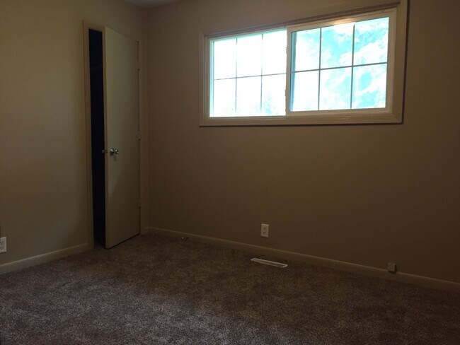 Building Photo - 105 Duesenberg Dr