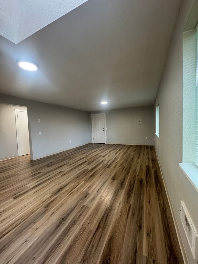 Building Photo - (HUD 414) 2 Bed/1Bath Home