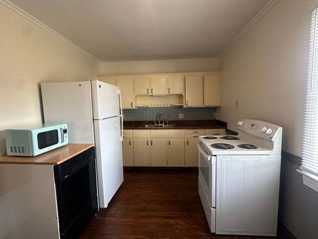 Building Photo - 18 W Whitlock Ave