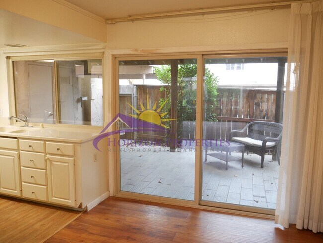 Building Photo - 3 Bed 2.5 Bath 1,380 sqft Townhome in Carmichael