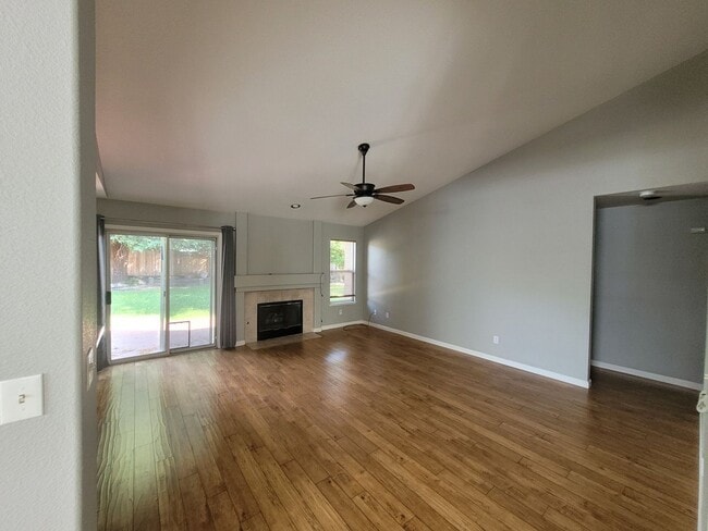 Building Photo - Woodcreek Oaks area home on quiet street