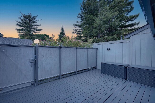 Building Photo - Beautiful 2BR/2BA Townhome with Valley Views, Covered Parking & In-Unit Laundry