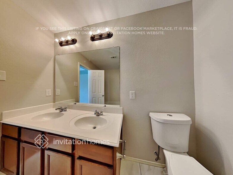 Building Photo - 802 Windflower Dr
