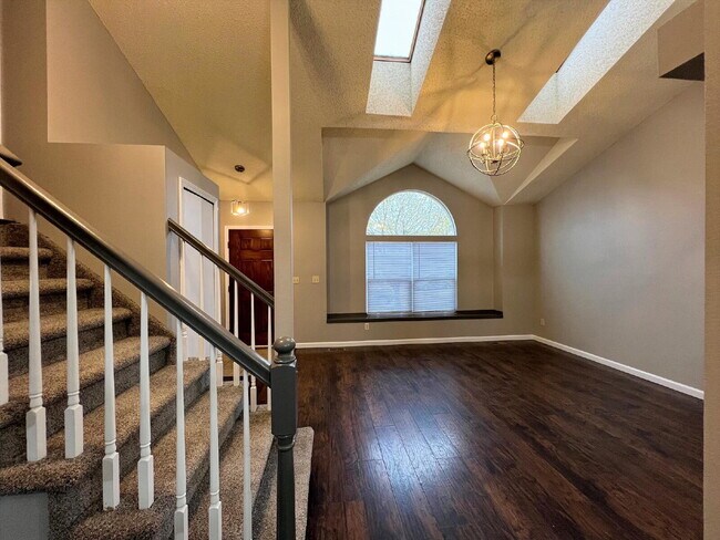 Building Photo - Beautifully Updated Split-Level Home with ...