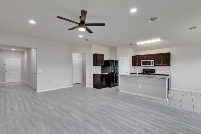 Building Photo - 116 Leona River Trl
