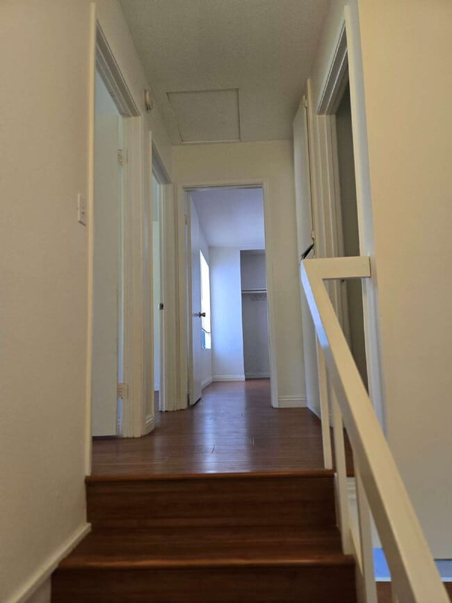 Building Photo - Spacious 3-bed, 2-bath condo is located in the heart of UTC, right on the UCSD bus line! It featu...