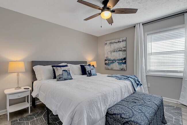 Building Photo - 2062 Woodbine Cir