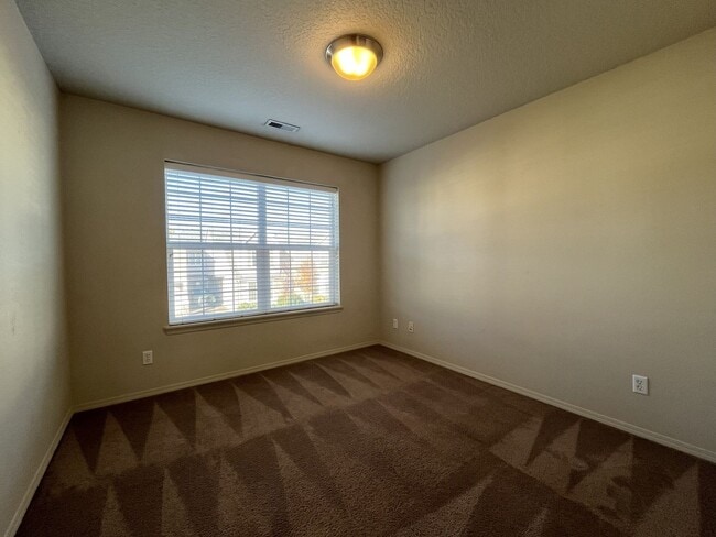 Building Photo - Charming 3-Bed, 3-Bath Home with Bright Ki...