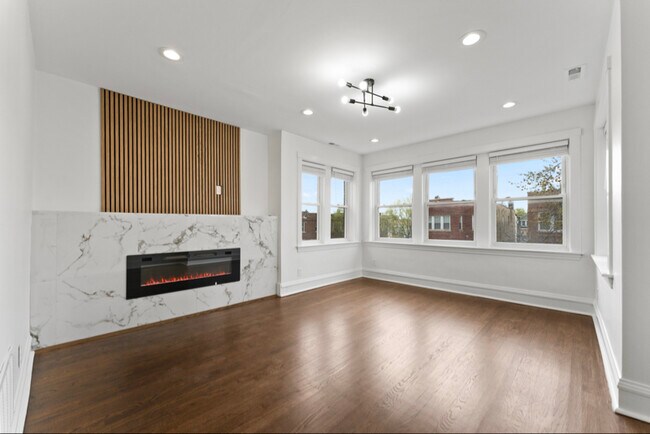 Building Photo - 5304 W Cornelia Ave