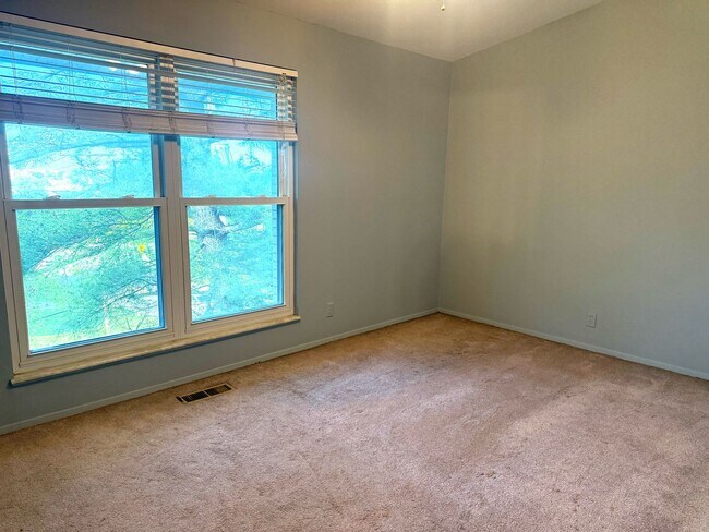 Building Photo - 10427 Briarbend Dr