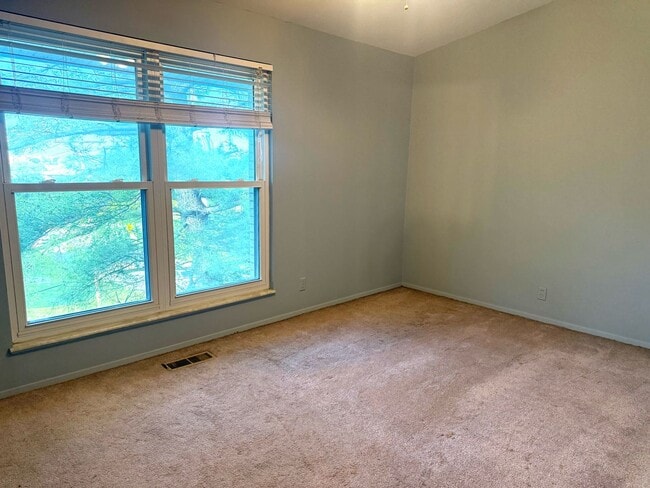 Building Photo - 2 Bed/1 Bath Condo in Ladue School District!
