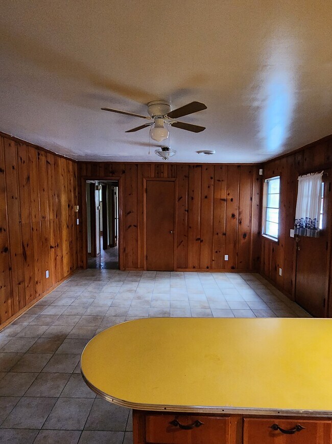 Building Photo - 729 Heather Ln