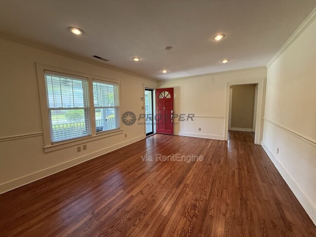 Building Photo - 575 Elizabeth Ln W
