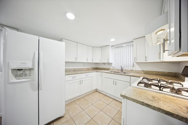Building Photo - 6039 S Narragansett Ave