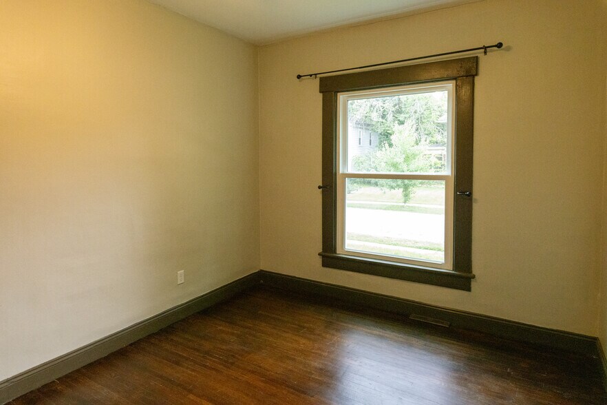 Bedroom 1 (downstairs) - 326 E Maynard Ave
