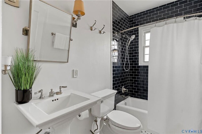 Building Photo - 513 Wesley St