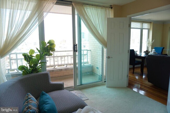 Building Photo - 100 Harborview Dr
