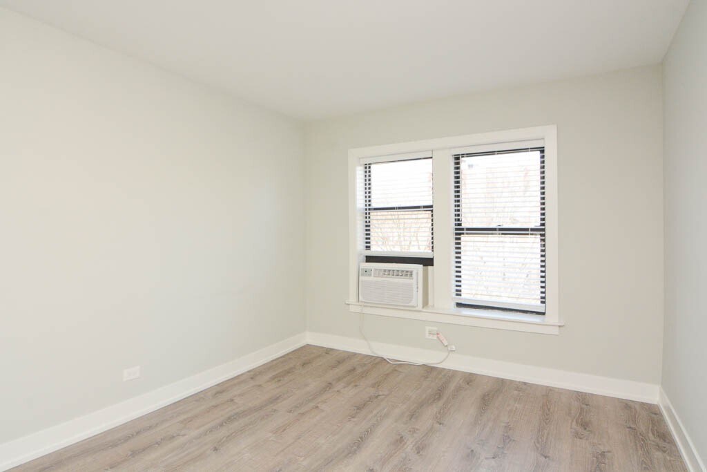Building Photo - 735 W Brompton Ave