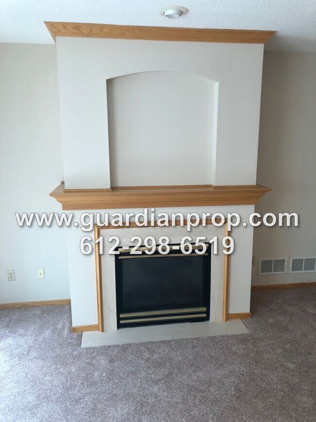 Building Photo - Shoreview Townhouse Available October 1, Open Floor Plan, Jacuzzi Tub, Fireplace, Attached Garage