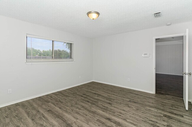 Building Photo - Single-Story Gem with Vaulted Ceilings and...