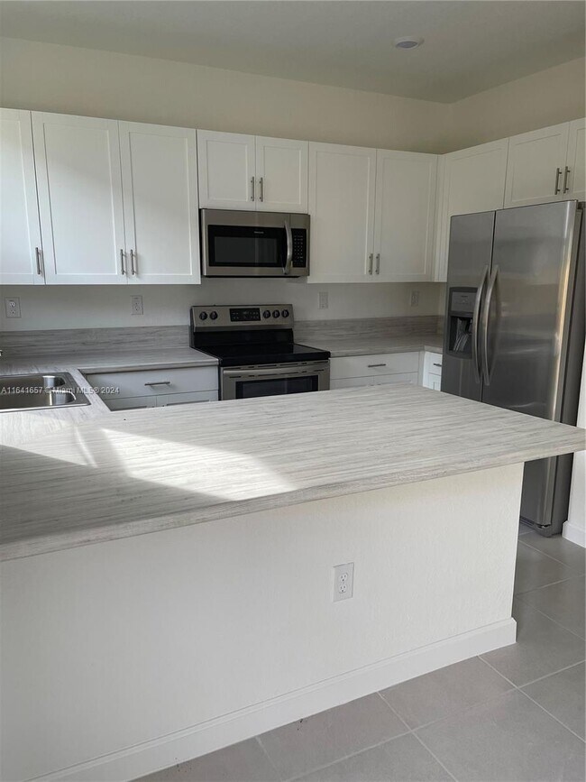 Building Photo - 21447 NE 2nd Pl