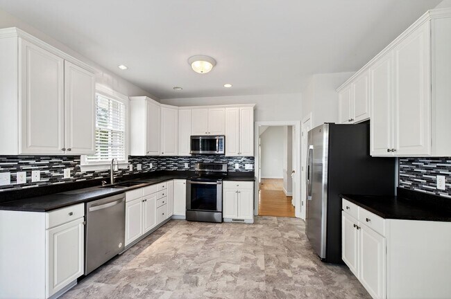 Building Photo - Move-In Ready Gem in Sought-After Dover Ridge!