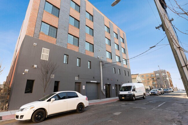 Building Photo - 725 Sip St