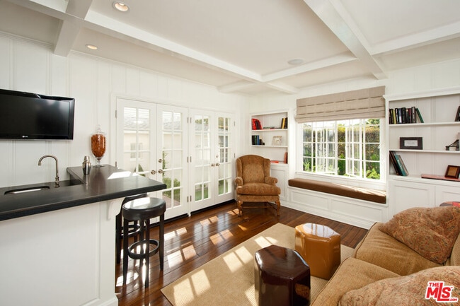 Building Photo - 1285 Sunset Plaza Dr