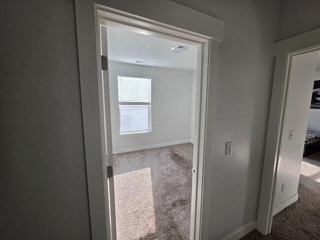 Building Photo - 415 N 360 W