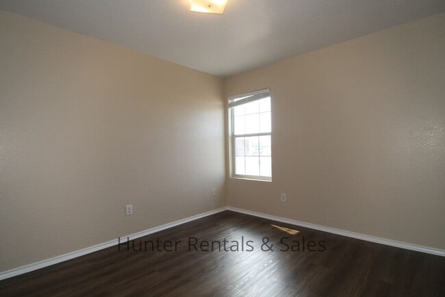 Building Photo - Delightful Townhouse!